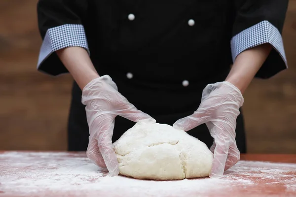 Kucharz sprawia, że mąka do pieczenia na stole — Zdjęcie stockowe