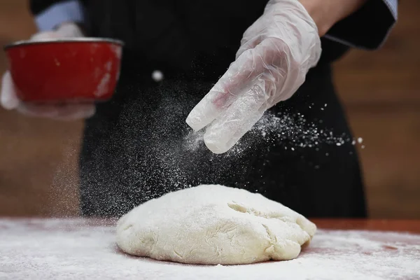 Juru masak membuat tepung untuk dipanggang di atas meja — Stok Foto