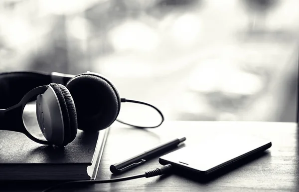 A stack of textbooks with headphone — Stock Photo, Image