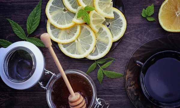自然にミントとレモンの紅茶。ルと熱いミントティーのカップ — ストック写真