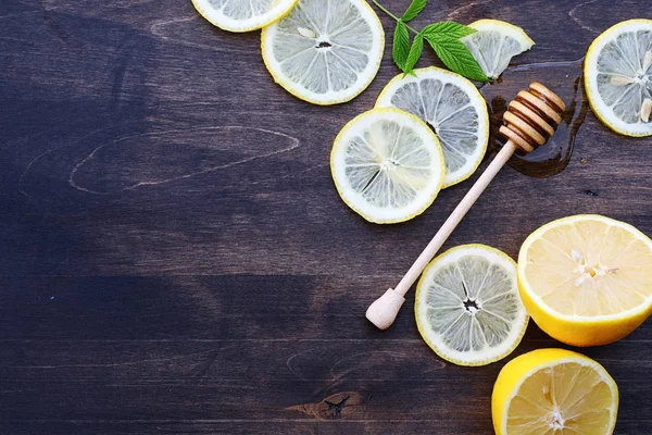 На фоне деревянной текстуры лимон и мед — стоковое фото