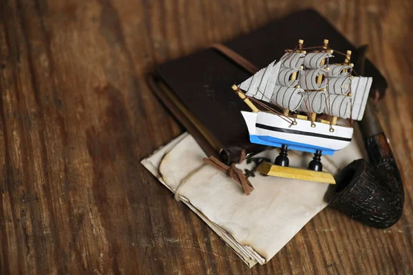 Vecchia nave in legno con vele e alberi giocattolo su uno stand. Vintage e — Foto Stock