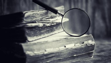 Bir eski retro kitap masada. Geçmişte bir ansiklopedi bir