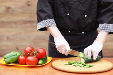 Aşçı taze çiftlik sebze keser