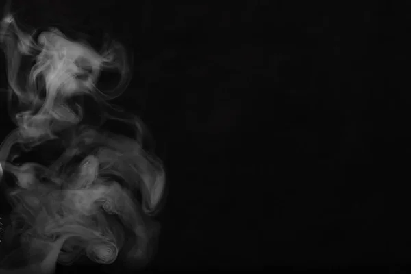 Biały dym na czarnym tle. Tekstura dymu. Kluby z wh — Zdjęcie stockowe