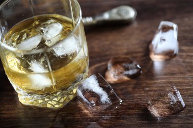 Viski bir bardak ve buz bir odun parçaları