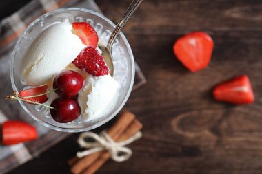 Taze çilek ve vişne ile yoğurt