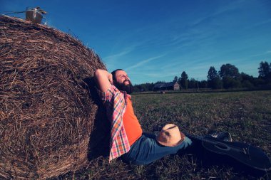 adam gitar ve bira niteliğine