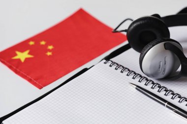 Yabancı dil öğrenmek. Not defteri girdileri ve bayrak için. Lang