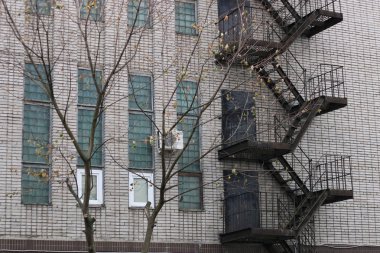 Retro tuğla bina pencere