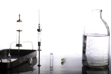 Tıbbi şırınga ve aksesuarları tablosundaki eski metal