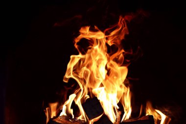 Ateş yanan alev uzun dilleri