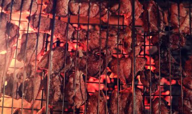 Barbekü charco üzerinde yemek pişirmek için bir ızgara kıyılmış et dilimleri