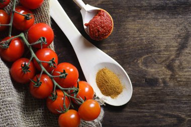 Dal taze kiraz domates ile. Olgun kırmızı domates. Domates bir