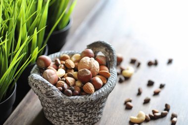 ahşap bir masa üzerinde lezzetli fındık