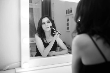 Kız makyaj siyah-beyaz yapmak