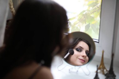 Güzel kız makyaj yapıyor.