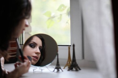 Güzel kız makyaj yapıyor.