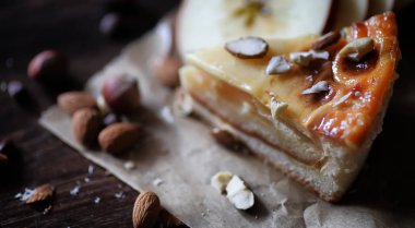 Tarçın ve ahşap bir masa üzerinde elma turtası. Taze pasta zekâ