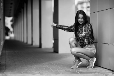 Kız bir palyaço makyaj siyah ve beyaz