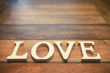 Word'den aşk ahşap harfler arka plan üzerinde