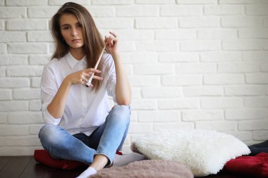 Güzel kız sanatçı iş başında