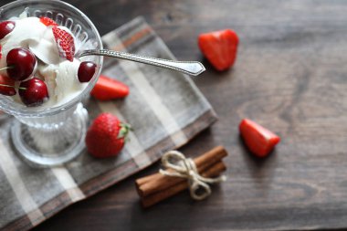 Taze çilek ve vişne ile yoğurt