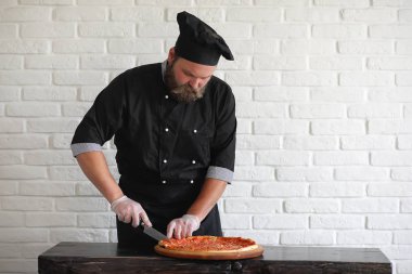 Sakallı şef aşçı yemek hazırlar