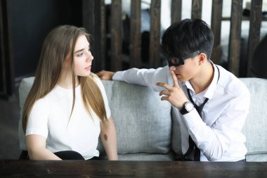 Ofiste genç insanlar bir çift