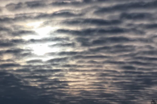Strukturierte Wolken am blauen Himmel — Stockfoto