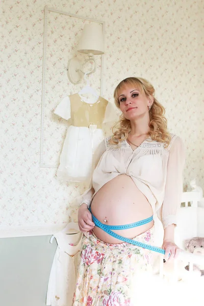 Krásná dívka těhotná blondýna — Stock fotografie