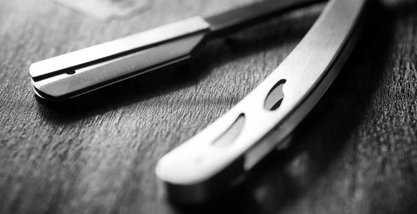 A dangerous razor and a metal blade on the table. Mens shaving — Stock Photo, Image