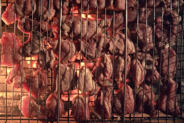 Fatias de carne picada em uma grelha para cozinhar churrasco em charco — Fotografia de Stock