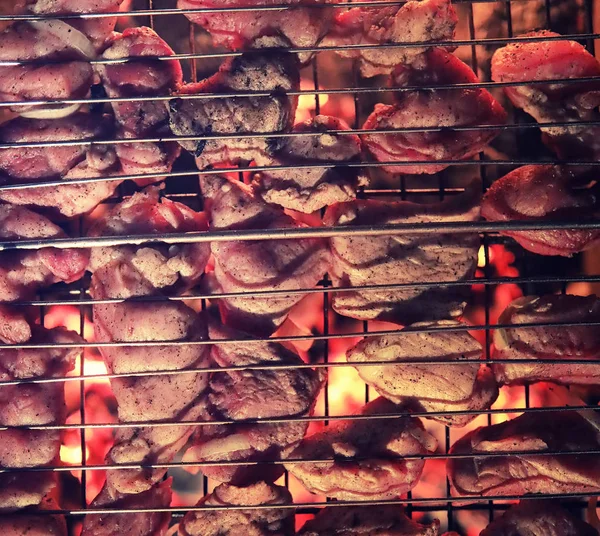 Fatias de carne picada em uma grelha para cozinhar churrasco em charco — Fotografia de Stock