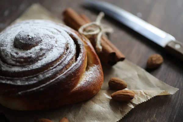 Délicieuse pâtisserie à la cannelle et aux fruits — Photo