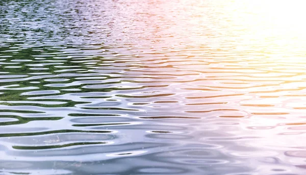 Landschaftssee. Textur des Wassers. Der See ist im Morgengrauen. der Mund — Stockfoto