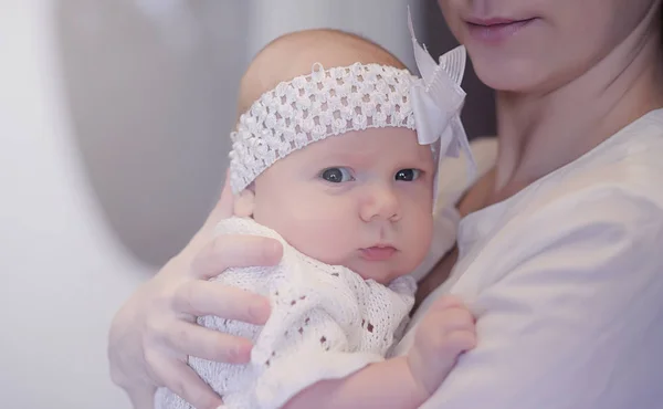 Mamma con un neonato tra le braccia. La ragazza sta tenendo in braccio un bambino — Foto Stock