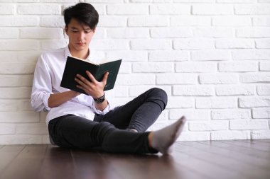 Asya genç adam öğrenci kitapları ile