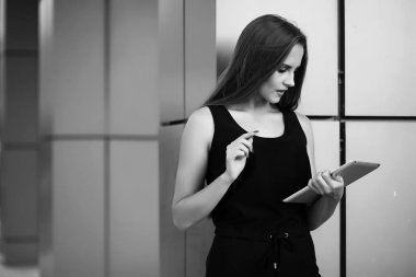 İş kadını siyah ve beyaz fotoğraf