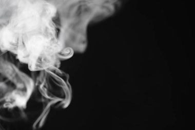 Beyaz Siyah bir arka plan üzerinde duman. Doku duman. Wh kulüpleri