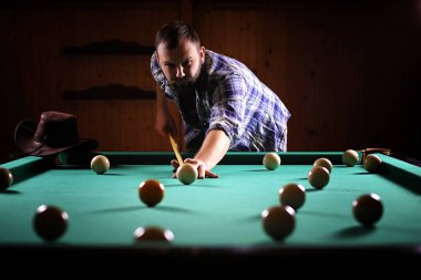Bir sakallı bir adam büyük bir bilardo oynuyor. 12 metrelik havuz partisi