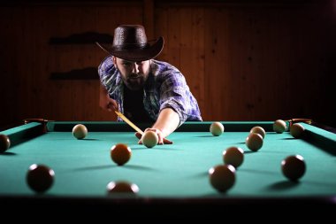 Bir sakallı bir adam büyük bir bilardo oynuyor. 12 metrelik havuz partisi