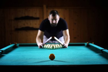 Bir sakallı bir adam büyük bir bilardo oynuyor. 12 metrelik havuz partisi