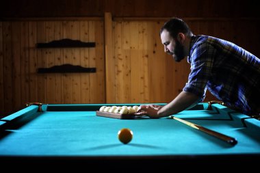 Bir sakallı bir adam büyük bir bilardo oynuyor. 12 metrelik havuz partisi