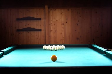 Büyük bir bilardo oynuyor. 12 metrelik havuz partisi