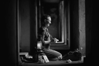 Kitap okuma eski evinde Retro kız