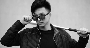 Asya genç adam açık havada poz siyah beyaz fotoğraf