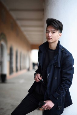 Asya genç adam sokakta bir ceket