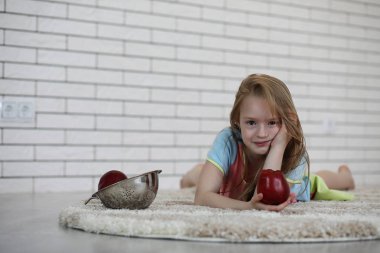 Küçük kız yerde yatıyor