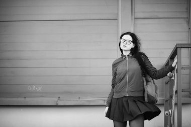 Genç hippi kız bir kaykay sürme. Kızlar kız f